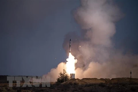 Tên lửa được phóng từ hệ thống S-400 của Nga tại căn cứ quân sự Ashuluk. (Ảnh: AFP/TTXVN)