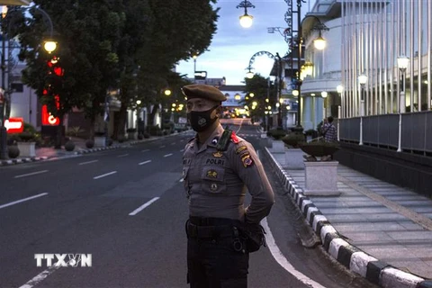 Cảnh sát Indonesia gác trên một đường phố ở Bandung, Tây Java, Indonesia. (Ảnh: THX/TTXVN)