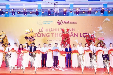 Ông Đỗ Quang Hiển, Chủ tịch HĐQT kiêm TGĐ Tập đoàn T&T Group và các đại biểu cắt băng khánh thành Trường THCS Tân Lợi.