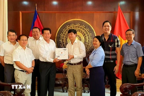 Ông Lou Kim Chhun (thứ tư, trái) bày tỏ cảm ơn và tri ân sâu sắc về sự giúp đỡ vĩ đại của quân tình nguyện Việt Nam giúp Campuchia thoát khỏi thảm họa diệt chủng đen tối. (Ảnh: Trần Long/Vietnam+)