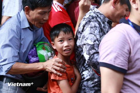 Từ sự cố ở Nam Định: Đưa trẻ tới sân xem bóng đá nguy hiểm cỡ nào? 
