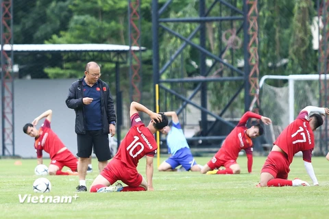 Huấn luyện viên Park Hang-seo hỏi chuyện riêng thoải mái với Công Phượng khi toàn đội đang khởi động. (Ảnh: Nguyên An)