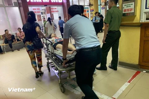 Nữ cổ động viên được đưa vào Bệnh viện Xanh Pôn. (Ảnh: Phạm Kiên/Vietnam+)