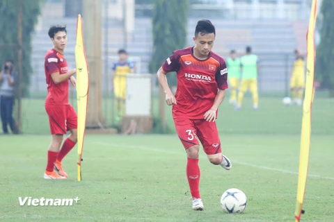 Tiền vệ Võ Huy Toàn gặp chấn thương rách cơ đùi sau buổi tập chiều 28/9 cùng tuyển Việt Nam. (Ảnh: Nguyên An)
