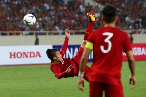 Tiền vệ Quang Hải có hai pha bóng "ngả bàn đèn" trước đối thủ Malaysia ở trận đấu tối 10/10. (Ảnh: Nguyên An)