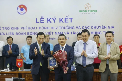 Liên đoàn bóng đá Việt Nam nhận được nhiều sự hỗ trợ của các doanh nghiệp trong việc trả lương cho huấn luyện viên Park Hang-seo. (Ảnh: Nguyên An)