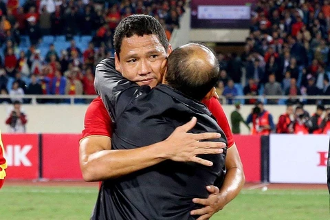 Tiền đạo Anh Đức ôm huấn luyện viên Park Hang-seo ở trận đấu cuối cùng trong màu áo tuyển Việt Nam. (Ảnh: VFF)