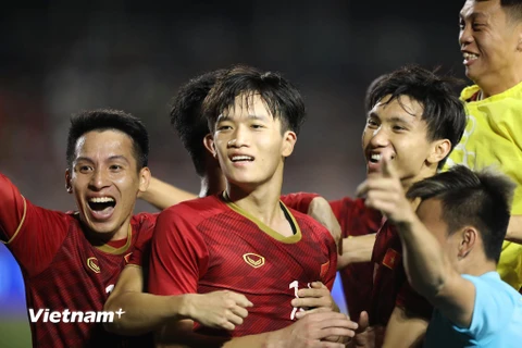 Tiền vệ Hoàng Đức ăn mừng sau bàn thắng đẹp mắt, ấn định chiến thắng 2-1 cho U22 Việt Nam trước U22 Indonesia ở trận đấu tối 1/12. (Ảnh: Vietnam+)