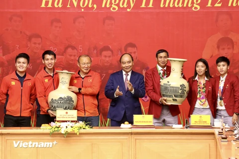 Thủ tướng trao quà cho đội tuyển bóng đá nữ và U22 Việt Nam 