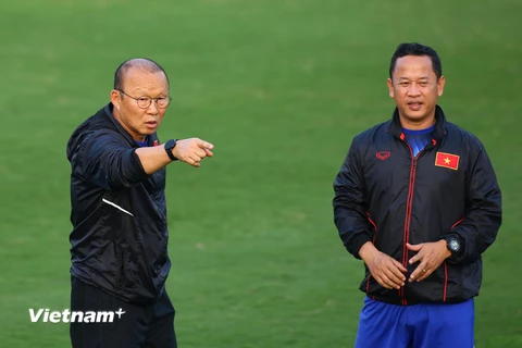 Ông Lê Huy Khoa (phải) chỉ đảm nhận vị trí trợ lý ngôn ngữ tại tuyển quốc gia Việt Nam sau khi xin nghỉ ở đội U23. (Ảnh: Nguyên An/Vietnam+)