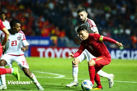 Quang Hải nhiều lần qua người dễ dàng, khiến U23 UAE liên tục phạm lỗi