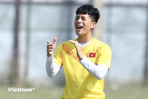 Đình Trọng sắm vai đội trưởng U23 Việt Nam ngày Quang Hải vắng mặt