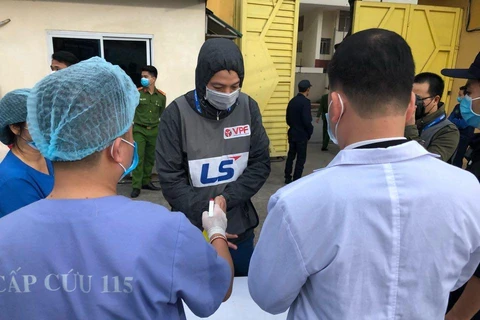Tất cả những người tham dự trận Hà Nội FC-Nam Định chiều 7/3 được kiểm tra y tế nghiêm ngặt. (Ảnh: Nguyên An/Vietnam+)