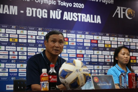 Huấn luyện viên Mai Đức Chung trả lời phỏng vấn trước trận Việt Nam với Australia trên sân Cẩm Phả. (Ảnh: Thanh Xuân) 