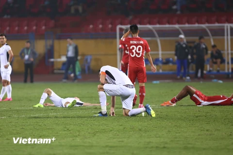 Cầu thủ Hoàng Anh Gia Lai và Viettel đổ gục sau trận hoà kịch tính 3-3 ở vòng 2 V-League 2020. (Ảnh: Nguyên An/Vietnam+)