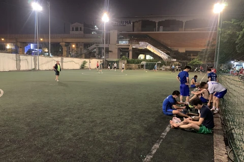 Bóng đá phong trào không phải môn thể thao nên chơi trong mùa dịch COVID-19. (Ảnh: Nguyên An/Vietnam+)