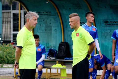 Giám đốc kỹ thuật Juergen Gede (trái) chia tay bóng đá Việt Nam sau 4 năm gắn bó với nhiều thành công. (Ảnh: VFF) 