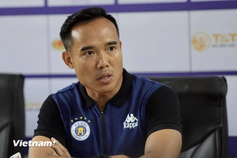 Huấn luyện viên phó câu lạc bộ Hà Nội, ông Nguyễn Công Tuấn coi trọng đối thủ Hoàng Anh Gia Lai. (Ảnh: Nguyên An/Vietnam+)