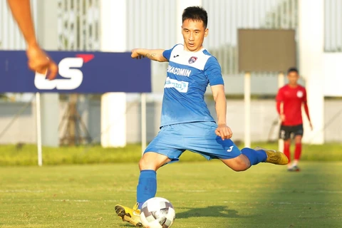 Tiền vệ Hải Huy có sự nghiệp vững chãi ở câu lạc bộ Than Quảng Ninh cùng gia đình êm ấp phía sau sân cỏ ở tuổi 29. (Ảnh: CLB Than Quảng Ninh)