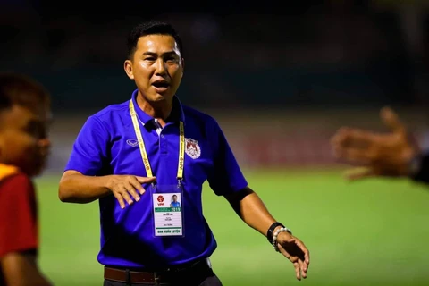 Huấn luyện viên Hứa Hiền Vinh bị phạt 15 triệu đồng, bị cấm chỉ đạo 2 trận vì hành vi bóp cổ cầu thủ. (Ảnh: FBNV) 