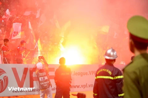 Hải Phòng và Hà Nội FC chịu phạt 40 triệu đồng vì sự cố pháo sáng trên sân Hàng Đẫy vừa qua. (Ảnh: Thành Chung/Vietnam+) 
