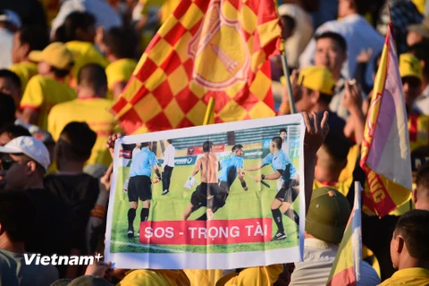Cổ động viên Nam Định phản ứng với công tác trọng tài ở V-League 2020. (Ảnh: Huy Đinh/Vietnam+)