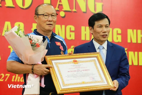 Khoảnh khắc HLV Park Hang-seo nhận Huân chương Lao động hạng Nhì