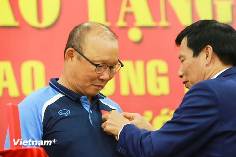Huấn luyện viên Park Hang-seo xúc động nhận Huân chương Lao động hạng Nhì. (Ảnh: Phúc Tá/Vietnam+) 