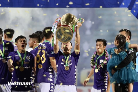 Khoảnh khắc Hà Nội FC vỡ òa nhận cúp Quốc gia 2020 với kỷ lục đáng nhớ