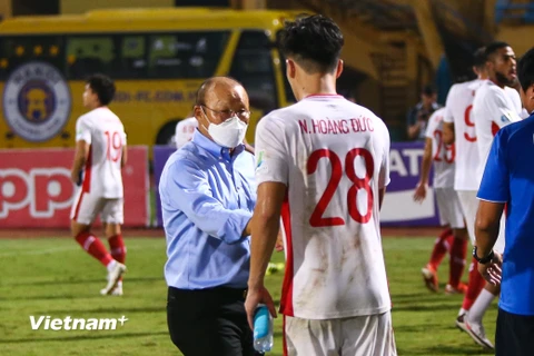 HLV Park Hang-seo an ủi Viettel sau trận thua trước Hà Nội FC