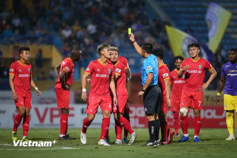 Cầu thủ Bình Dương phản ứng gay gắt với trọng tài chính Nguyễn Đình Thái ở trận đấu với Hà Nội FC tối 24/10. (Ảnh: Hiển Nguyễn/Vietnam+)