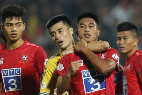Hậu vệ Văn Hạnh (áo đỏ) xô xát với cầu thủ Nam Định ở vòng 4 giai đoạn hai V-League 2020. 