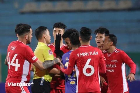 Trọng tài Ngô Duy Lân không thổi còi, phạt trung vệ Hà Nội FC để bóng chạm tay trong vòng cấm. (Ảnh: Đạt Anh/Vietnam+)