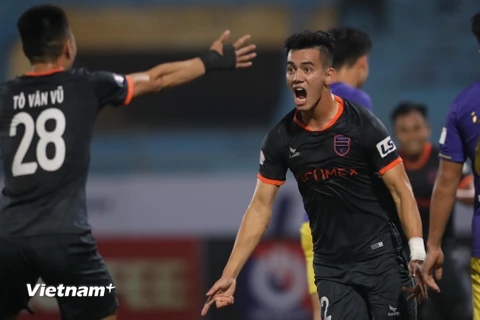 Tô Văn Vũ và Tiến Linh phối hợp ăn ý, ghi bàn thắng nâng tỷ số 2-1 trước Hà Nội FC trên sân khách Hàng Đẫy. (Ảnh: Hiển Nguyễn/Vietnam+) 