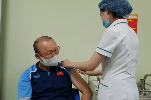Cận cảnh huấn luyện viên Park Hang-seo tiêm vaccine ngừa COVID-19 