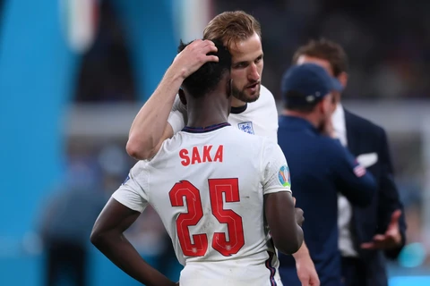 Harry Kane an ủi đàn em Saka sau khi sút hỏng phạt đền ở chung kết EURO 2020. (Ảnh: UEFA) 