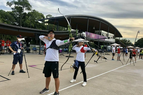 Vận động viên Ánh Nguyệt và Phi Vũ của môn bắn cung tích cực tập luyện, chuẩn bị cho ngày thi đấu. (Ảnh: Đoàn thể thao Việt Nam) 