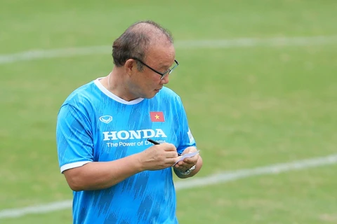 Huấn luyện viên Park Hang-seo ngay lập tức đưa ra nhiều thay đổi trong buổi tập khi vừa trở lại huấn luyện đội tuyển Việt Nam. (Ảnh: VFF) 