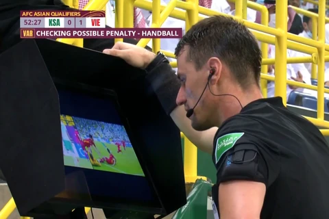 Trọng tài xem VAR quyết định phạt đội tuyển Việt Nam một quả penalty. (Ảnh: Chụp màn hình)