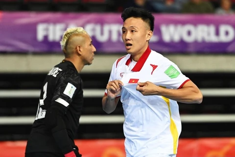 Tiền đạo Nguyễn Minh Trí mở tỷ số cho tuyển futsal Việt Nam trước Panama. (Ảnh: Getty Images)