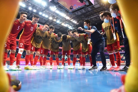 Ở vòng 1/8, tuyển futsal Việt Nam một lần nữa giữ vững tinh thần, lối chơi hợp lý để ép đối thủ Nga được đánh giá cao hơn vào thế khó khăn. (Ảnh: Getty Images)