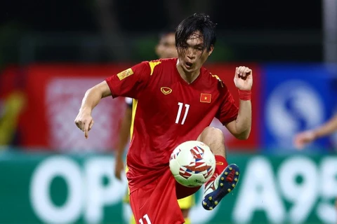 Tuấn Anh nhận giải Cầu thủ xuất sắc nhất trận đấu Việt Nam với Malaysia. (Ảnh: Getty Images)
