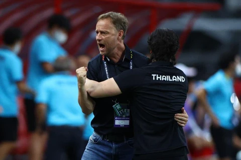 Huấn luyện viên Polking ăn mừng khi giúp Thái Lan loại Việt Nam để vào chung kết AFF Cup 2020. (Ảnh: Getty Images) 