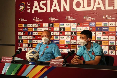 Huấn luyện viên Park Hang-seo và tiền vệ Đỗ Hùng Dũng trả lời phỏng vấn trước trận gặp Australia. (Ảnh: VFF) 