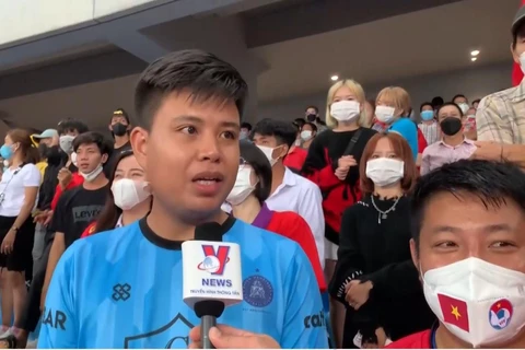 Khán giả tràn xuống sân ăn mừng chức vô địch cùng U23 Việt Nam