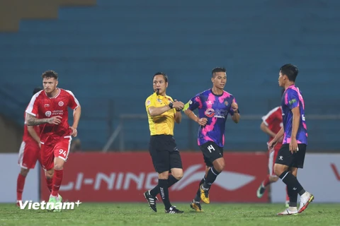 Trọng tài chính Nguyễn Viết Duẩn điều hành trận đấu Viettel-Sài Gòn FC vào tối qua (5/3). (Ảnh: PV/Vietnam+) 