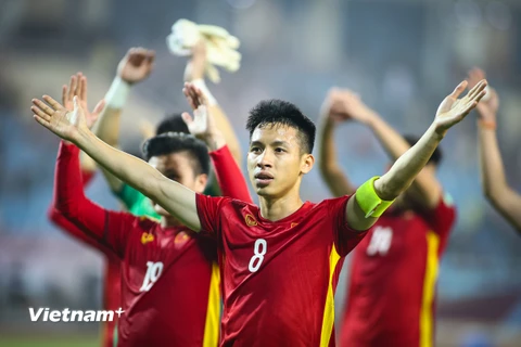 Đội trưởng Đỗ Hùng Dũng cảm ơn người hâm mộ tới cổ vũ cho đội tuyển Việt Nam trên sân vận động Mỹ Đình. (Ảnh: PV/Vietnam+)