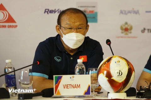 Huấn luyện viên Park Hang-seo thận trọng tối đa trước đối thủ U23 Indonesia ở SEA Games 31. (Ảnh: PV/Vietnam+) 