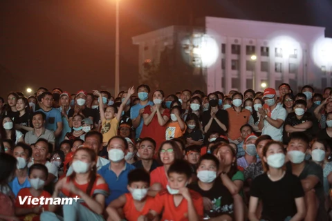 Hàng nghìn người dân Việt Trì cổ vũ U23 Việt Nam qua màn hình LED