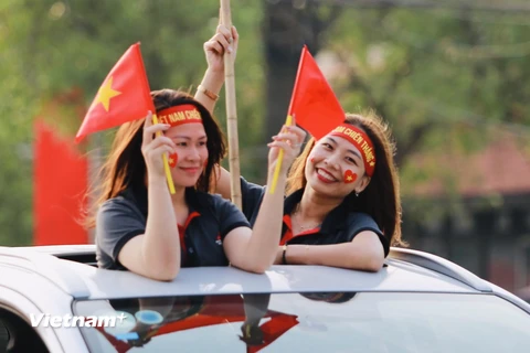 Cổ động viên náo nức tới sân Việt Trì, cổ vũ cho đội tuyển U23 Việt Nam. (Ảnh: PV/Vietnam+) 